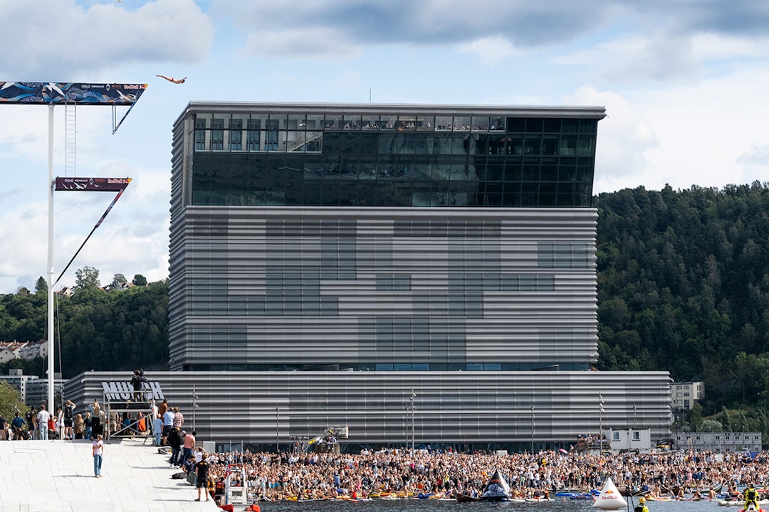 OPERA: Stuperne hoppet fra Operataket. Her med Munch-bygget i bakgrunnen. Foto: Daniel Tengs/Red Bull Red Bull Cliff Dive