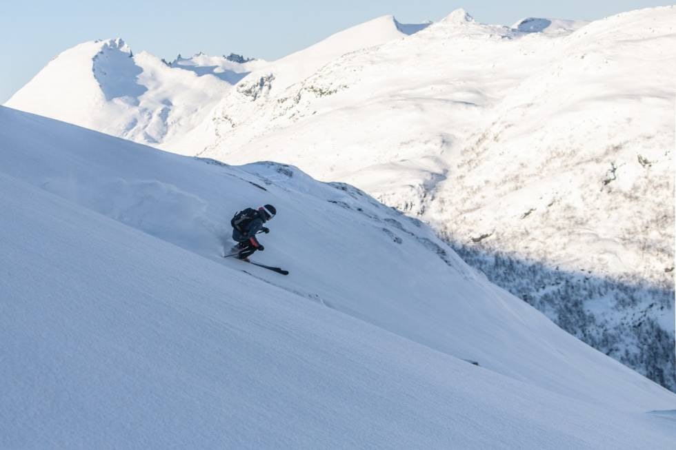 URØRT: Are finner urørt snø. I bakgrunnen skimtes fjellene som utgjør rammen rundt Hjørundfjorden. Foto: Magnus Utkilen