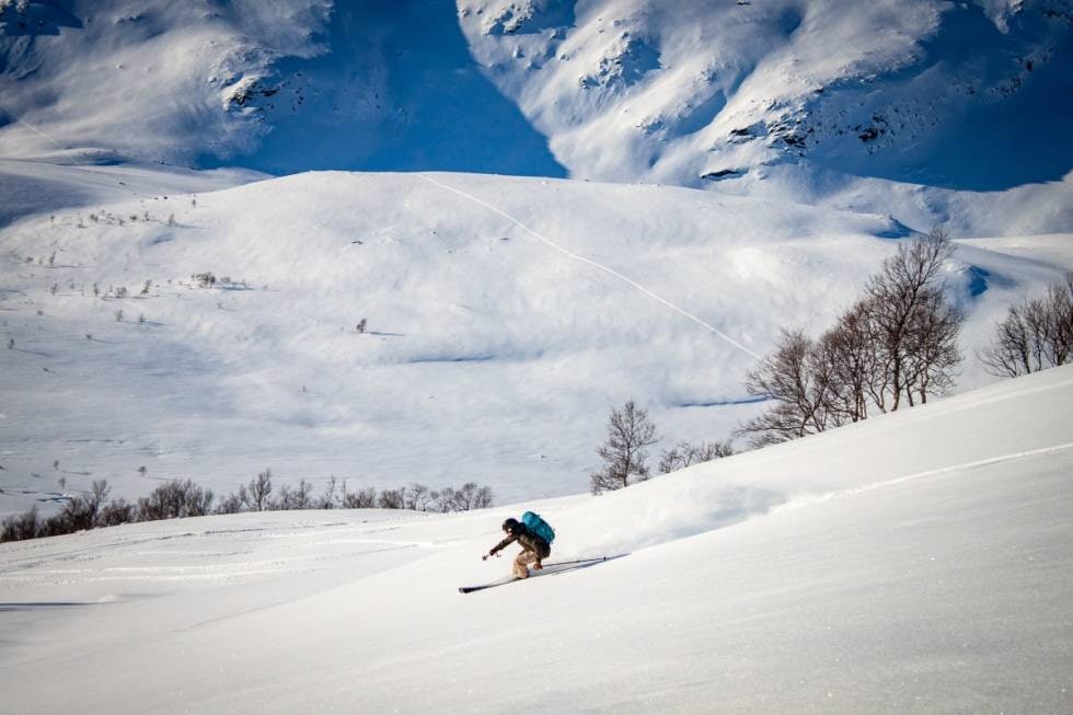 FØRSTESPOR: Sol får gleden av førstesporet ned denne fjellsiden. Foto: Magnus Utkilen FØRSTESPOR: Sol får gleden av førstesporet ned denne fjellsiden. Foto: Magnus Utkilen