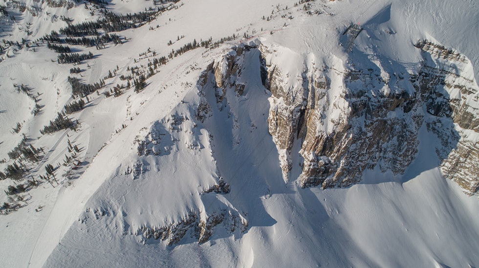 Corbet´s coloir Jackson Hole LEGENDARISK SPOT: Corbet´s coloir i Jackson Hole midt i bildet.