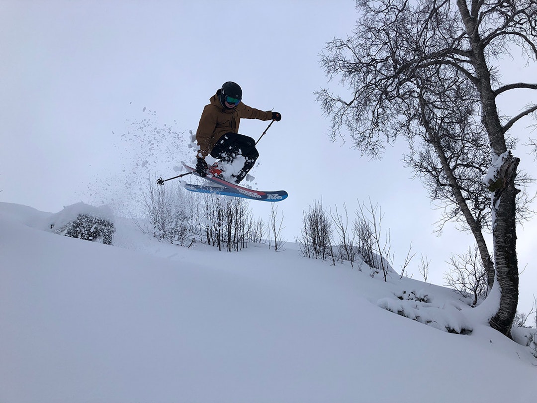 NYTER SNØEN: Mathias Nuland fra tirsdag, elev ved Park- og frikjøringslinja på Sauda VGS. Frikjører i Sauda
