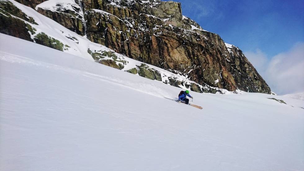 ÅPENT LENDE: Espen Sollien setter fart ned østsida på Råskardfjellet, en av rutene som er beskrevet i boka. Foto: Jørgen Aamot