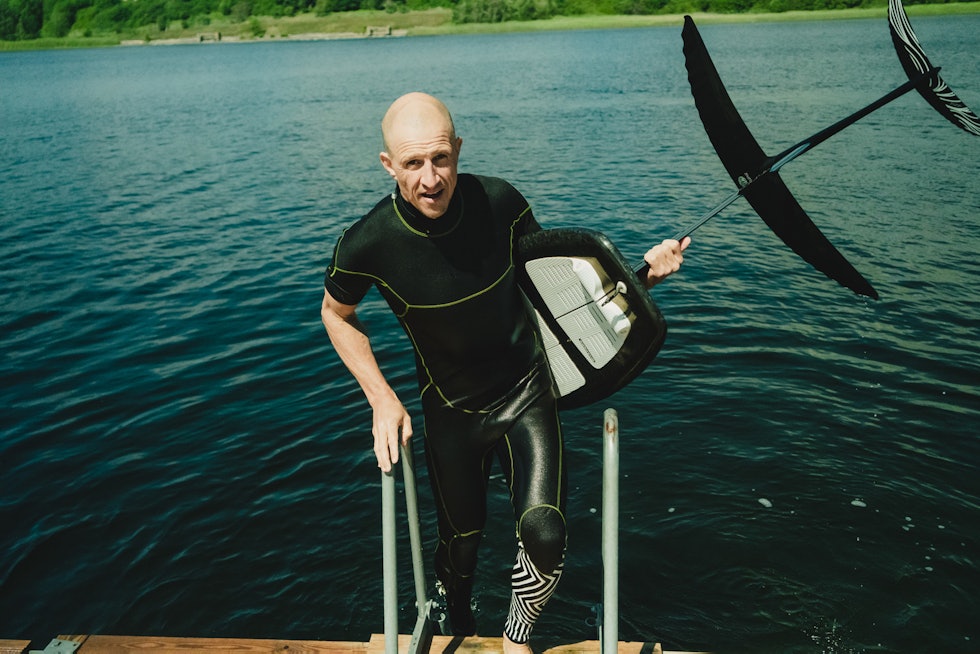Terje Håkonsen prone foil surfing i Indre Oslofjord. Bilde: Christian Nerdrum