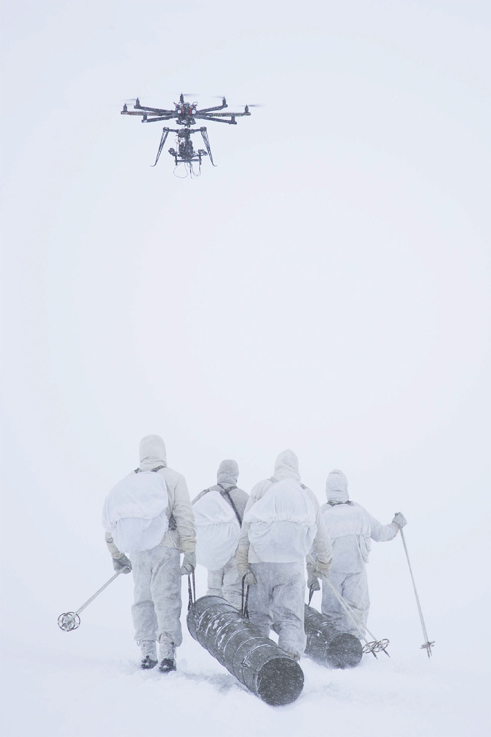 HVIT KRIG: Bare en lavt- flyvende moderne filmdrone røper at dette bildet ikke er tatt i den beryktede i 42/43-sesongen. Foto: Thomas Kleiven Kampen om tungtvannet