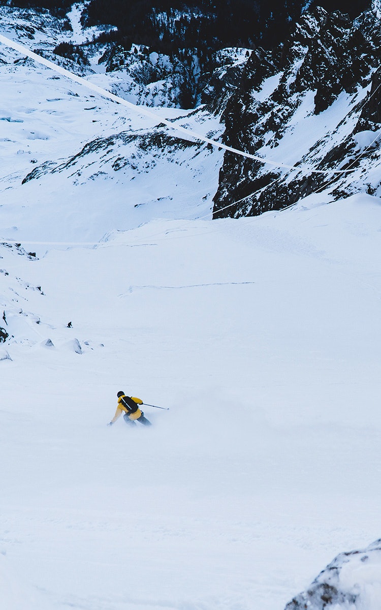 DRAMATISK: Nikolai Schirmer setter svinger på hengebreen Glacier Rond. Foto: Henrik Ulleland
