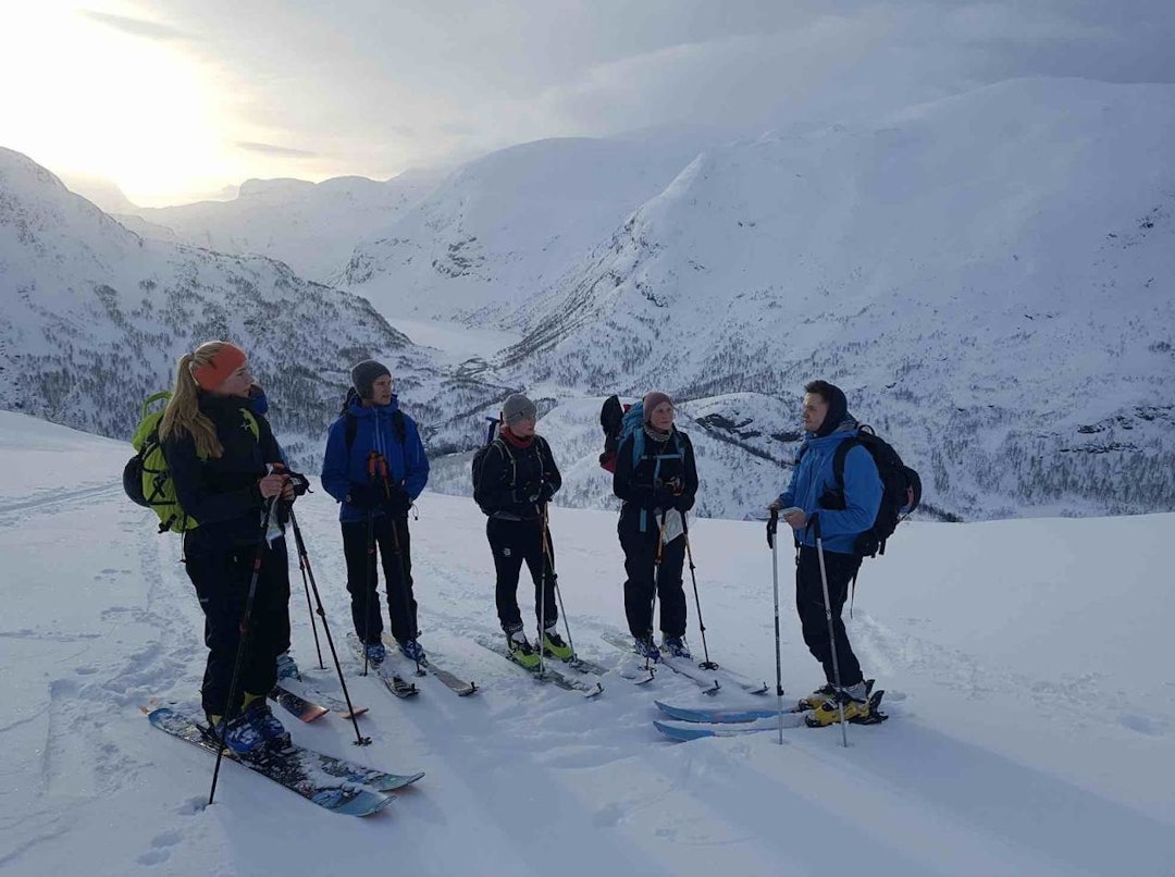 Topptur til Eilivseggi, Raundalen. Slondalen i bakgrunnen. Foto/ Wild Voss Topptur eilivseggi, raundalen, slondalen