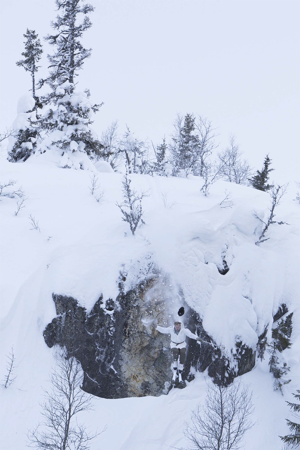 INGEN HJELM: Gutta på skau- en brukte ikke hjelm. Derfor må Espen Arnesen la lua falle da han går inn for et planlagt fall til ære for kameraene. Foto: Thomas Kleiven Kampen om tungtvannet