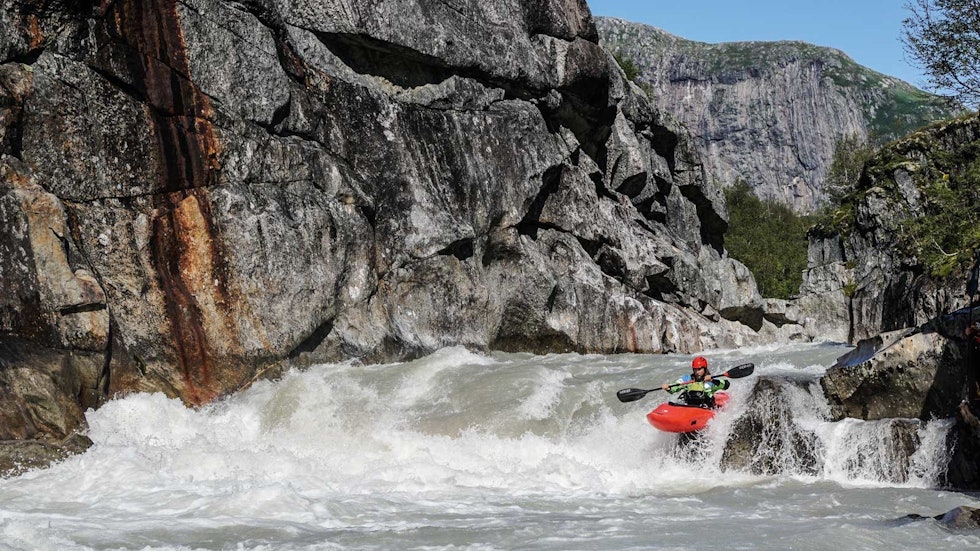 PRESIS PADLING: Julian Stocker er vakse opp i Sveits, mellom presise ur og bratte fjellveggar, og trives godt med presisjonspadling nede i djupet av Blakkågajuvet. Bilete: Ron Fischer PRESIS PADLING: Julian Stocker er vakse opp i Sveits, mellom presise ur og bratte fjellveggar, og trives godt med presisjonspadling nede i djupet av Blakkågajuvet. Bilete: Ron Fischer