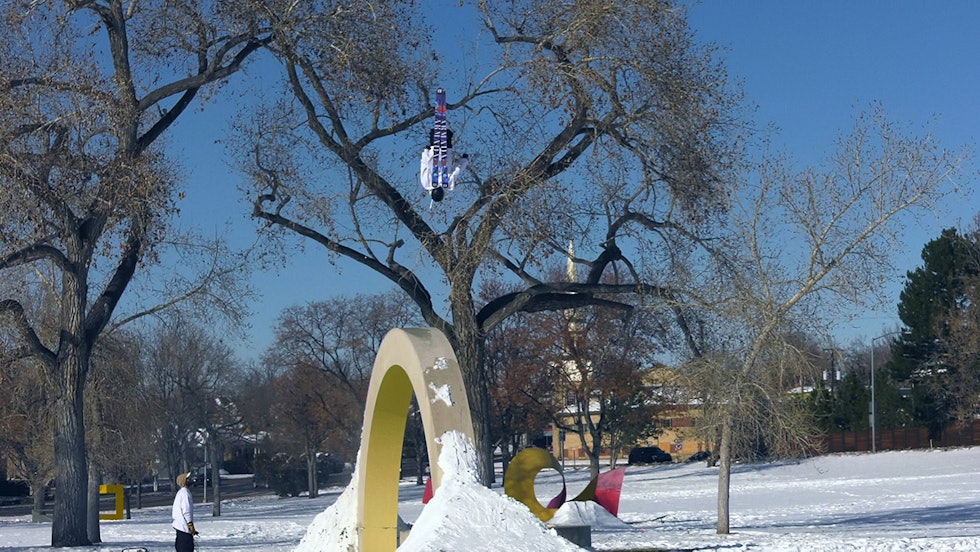 LIKE SULTEN SOM FØR: Mann (36) gjør (blant annet) dobbel backflip over denne greia (!). Foto: Constantine Papanicolaou Tanner Hall