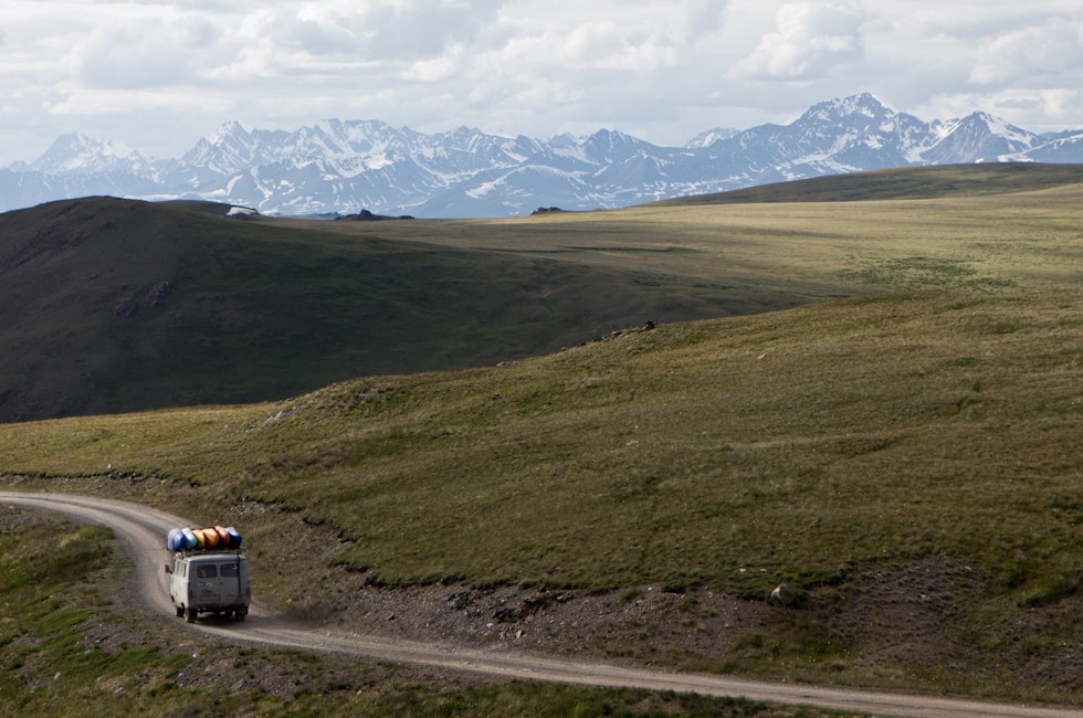 LANG VEI: Det er ingen spøk å ta seg inn til elva Ak- Alakah, på grensen til Kina, Mongolia og Kazakstan. Bilde: Mariann Sæther LANG VEI: Det er ingen spøk å ta seg inn til elva Ak- Alakah, på grensen til Kina, Mongolia og Kazakstan. Bilde: Mariann Sæther