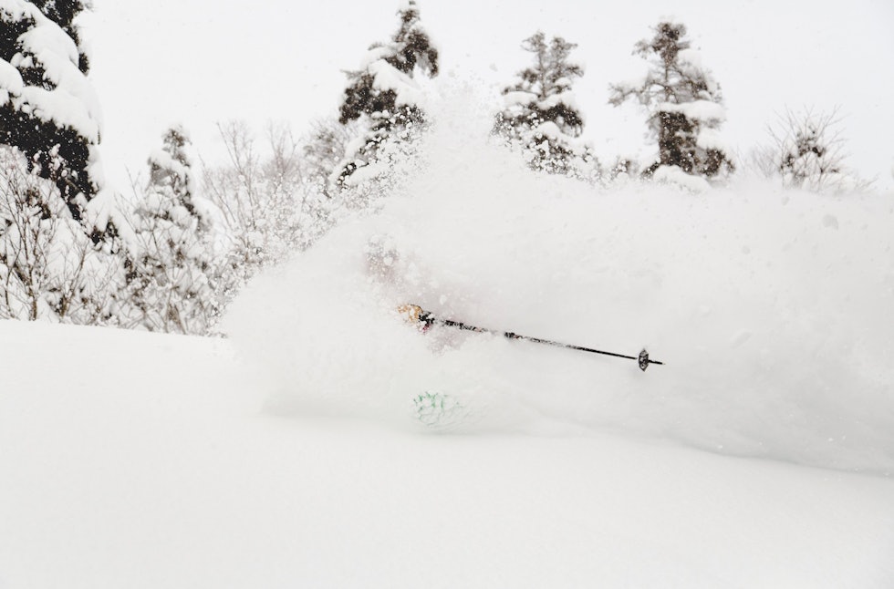 FLYTTER SNØ: – Flytt på deg, fotografen, jeg ser ikke en dritt! roper Anne May Slinning. FLYTTER SNØ: – Flytt på deg, fotografen, jeg ser ikke en dritt! roper Anne May Slinning.