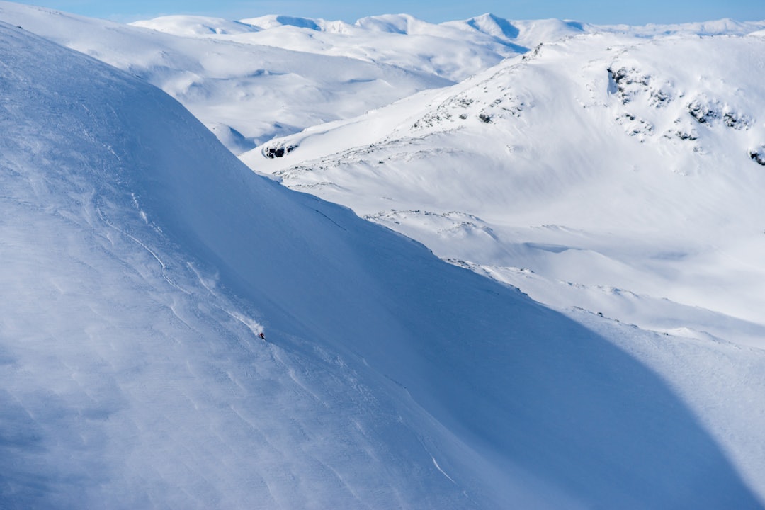 STORFJELL: Sondre Loftsgarden pløyer myk fokksnø mellom Hardangervidda og Aurlandsfjorden. Foto: Bård Basberg