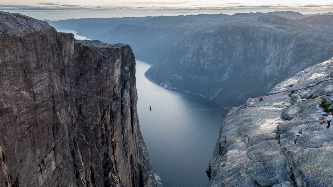 Denne uka greide Martin Gravdal de 140 meterne tvers over Lysefjorden på første forsøk. Foto: Andreas Lange og Borghild Nerheim Denne uka greide Martin Gravdal de 140 meterne tvers over Lysefjorden på første forsøk. Foto: Andreas Lange og Borghild Nerheim