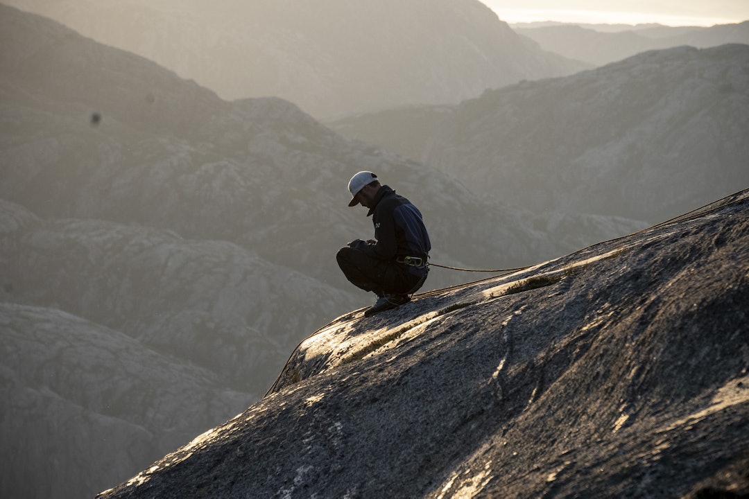 Det mentale rundt sporten er noe av det som fascinerer Martin Gravdal med slakk høyline. Her fra Kjerag tidligere i uka. Foto: Andreas Lange og Borghild Nerheim Det mentale rundt sporten er noe av det som fascinerer Martin Gravdal med slakk høyline. Her fra Kjerag tidligere i uka. Foto: Andreas Lange og Borghild Nerheim