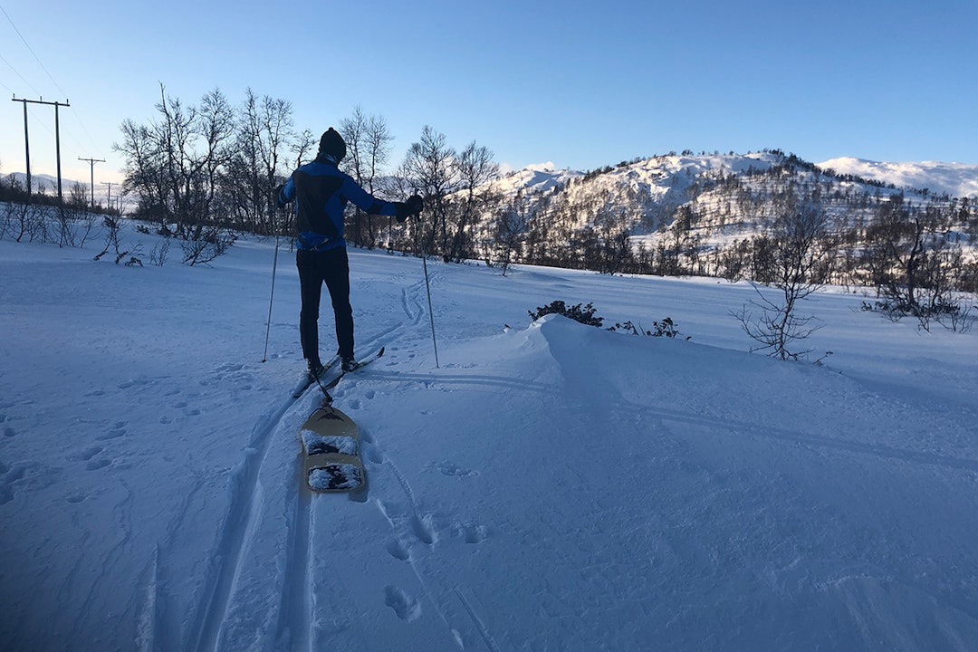 EKSPEDISJON: På vei inn tok vi brettet som en slags pulk. Foto: Anders Hol,tet PÅ LANGRENN