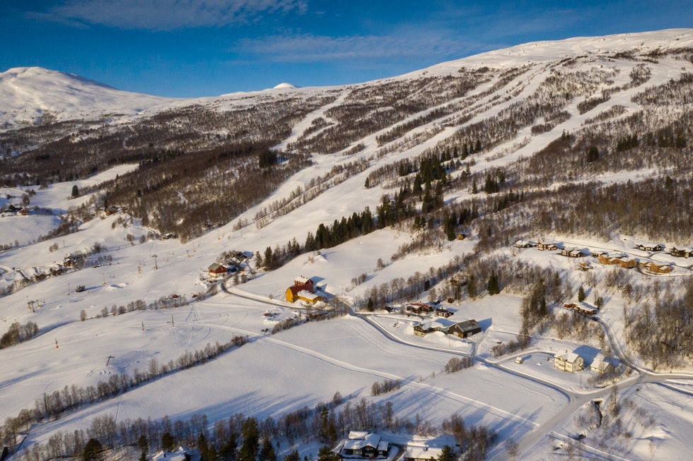 BJORLI SKISENTER: Øverst i venstre hjørnet i bildet ser man Bjorlitoppen. Der vil de lage ny heis og traseer. De vil også utvide med nye traseer til venstre for eksisterende traseer. Foto: Matti Bernitz DJI_0915LøypeNedeGårFraSkisenterMotEinbuløypaOgKongelberget