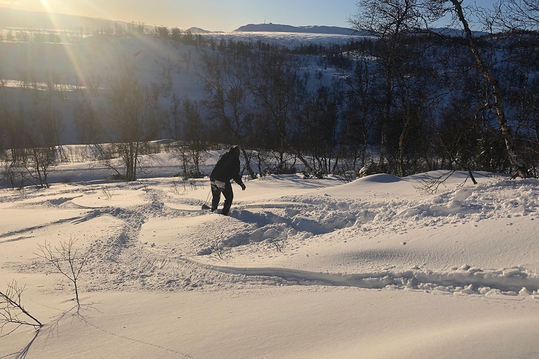 NED SIDEN: Her er Kristin Barkved Olsen på vei ned. Foto: Anders Holtet Kristin Barkved Olsen på noboard