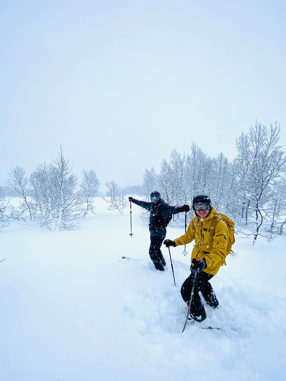 NYSNØ: Viktor Persson og Njål Sund nyter nysnøen i Sogndal. Foto: Bård Basberg To skikjører nyter nysnø i Sogndal