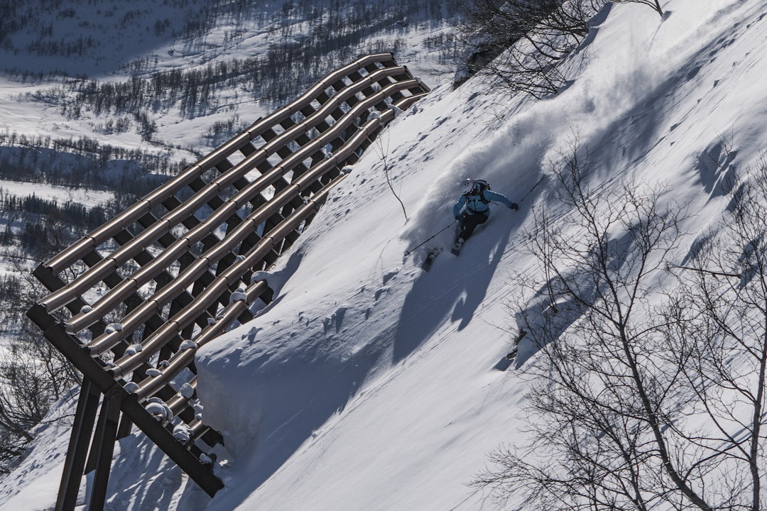 BYNÆRT: Den smålegendariske frikjøreren Eric Hjorleifson kjører i renna på toppen av Hovsnebba like overfor Sunndalsøra. I bakgrunnen ser du foten til Storkalkinn, Nord-Europas høyeste kystfjell. Foto: Mattias Fredriksson. BYNÆRT: Den smålegendariske frikjøreren Eric Hjorleifson kjører i renna på toppen av Hovsnebba like overfor Sunndalsøra. I bakgrunnen ser du foten til Storkalkinn, Nord-Europas høyeste kystfjell. Foto: Mattias Fredriksson.