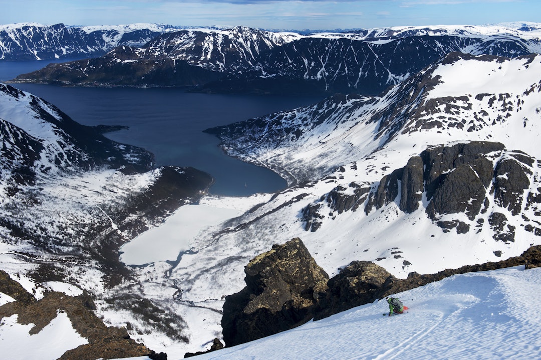 NESTEN SOMMER: Amerikanske Chad Sayers nyter lange dager og deilig sløsjføre på Stjernøya i Finnmark. Foto: Mattias Fredriksson NESTEN SOMMER: Amerikanske Chad Sayers nyter lange dager og deilig sløsjføre på Stjernøya i Finnmark. Foto: Mattias Fredriksson