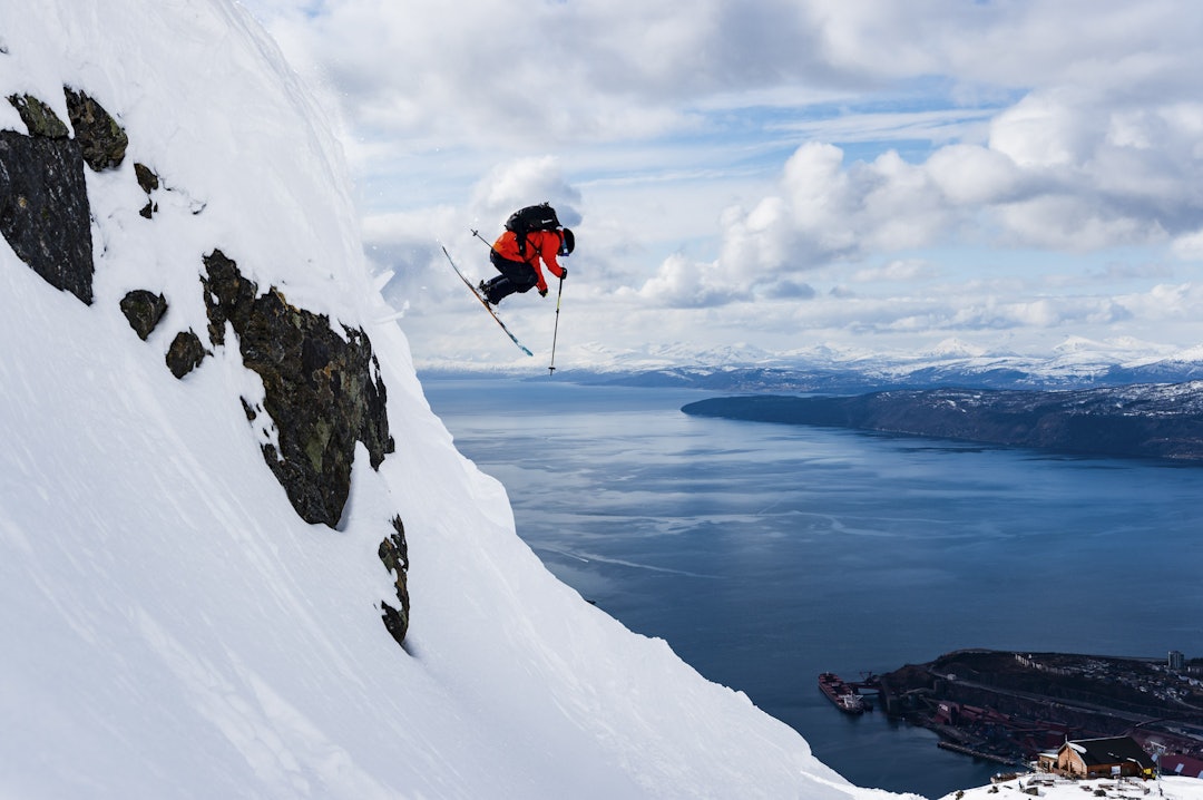 PÅ BESØK: Svenske David Kantermo koser seg med tøff kjøring like over heisene i Narvik. Foto: Mattias Fredriksson. PÅ BESØK: Svenske David Kantermo koser seg med tøff kjøring like over heisene i Narvik. Foto: Mattias Fredriksson.