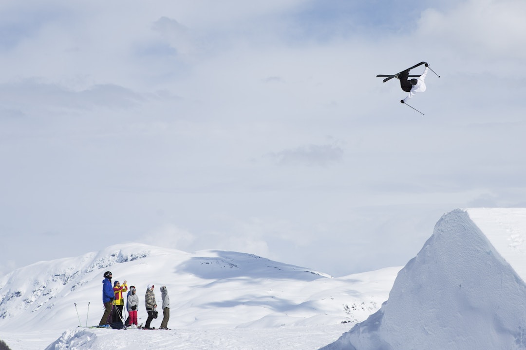 BORTEBANE: Dette trikset har Petter Ulsletten lært seg hjemme på Dombås, men her gjør han en enorm cork 540 tailgrab i Myrkdalen. Foto: Tore Meirik. BORTEBANE: Dette trikset har Petter Ulsletten lært seg hjemme på Dombås, men her gjør han en enorm cork 540 tailgrab i Myrkdalen. Foto: Tore Meirik.