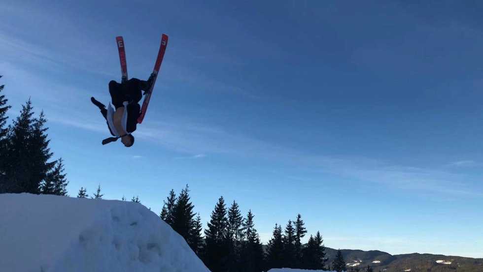 Søndags økt i Varingskollen, den 28/2. Jesper Moberg kjører med et par hjemmelagde STEEZ ski. Foto: Aron Heimonen Varingskollen