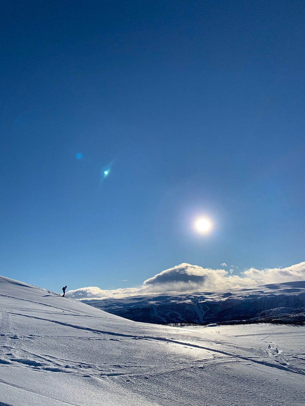 Bildet er tatt på vinterferie i Beitostølen på tur med studieveninnene mine. Bildet er tatt rett bak sentrum av Beitostølen. Det er av meg som ser utenfor en liten kant/skrent. Foto: Maiken T. Johansen. Beitostølen