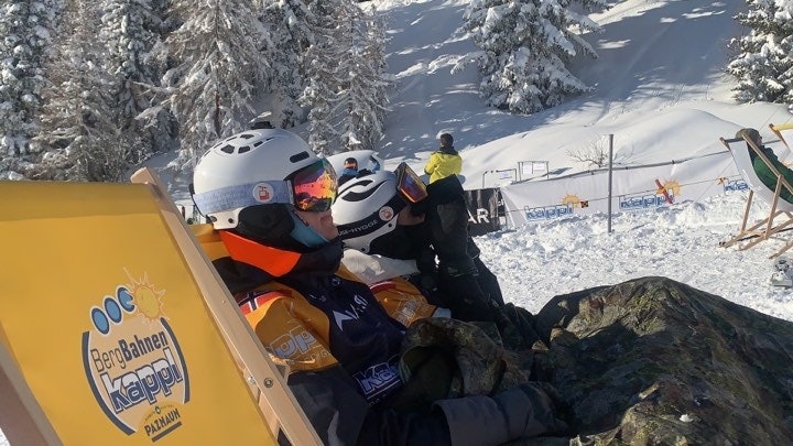 FRA FJELLSIDEN: To av de norske kjørerne før start i Østerrike. Foto: Pelle Gangeskar Vetle og Erland på start