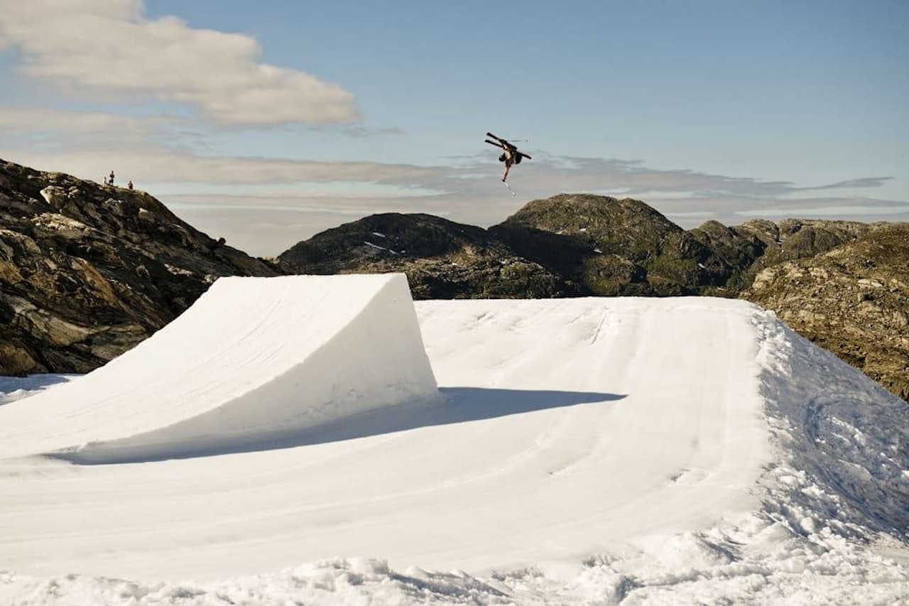 DEN GANG DA: Sommerskisenteret på Folgefonna har lange tradisjoner for terrengpark, og parken har hatt stor betydning for utallige norske jibbere. Dette er fra en fotoshoot med Chaoz Productions i 2013. Foto: Martin Innerdal Dalen stort skihopp