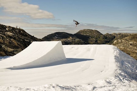 DEN GANG DA: Sommerskisenteret på Folgefonna har lange tradisjoner for terrengpark, og parken har hatt stor betydning for utallige norske jibbere. Dette er fra en fotoshoot med Chaoz Productions i 2013. Foto: Martin Innerdal Dalen stort skihopp