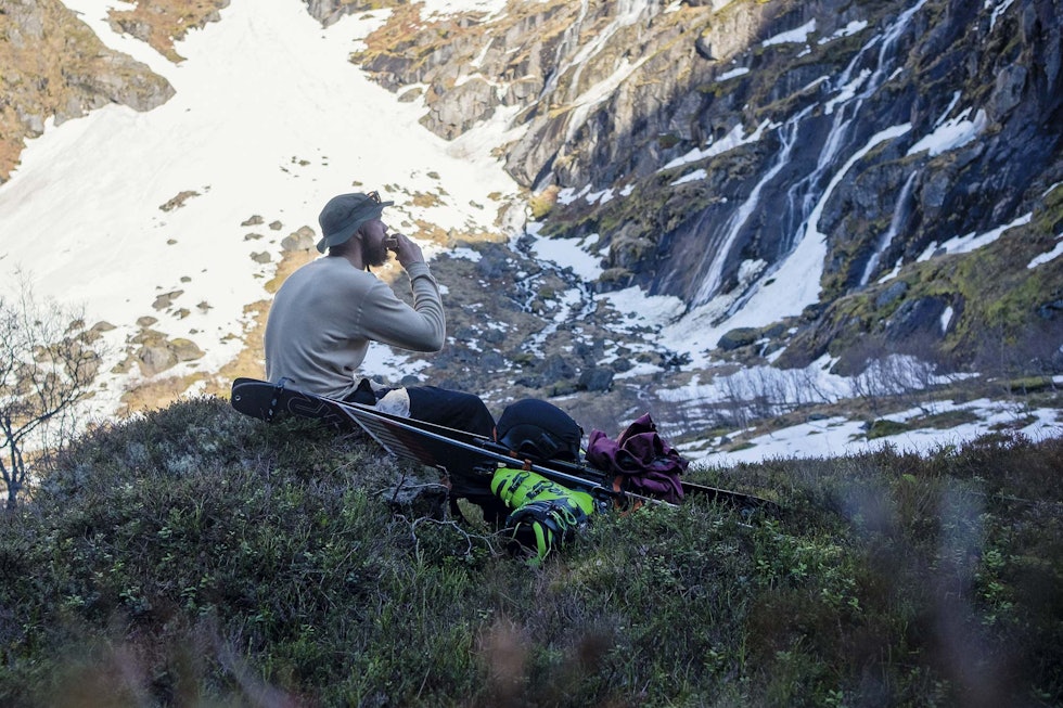 LYKKELIG UVITENDE: Etter å kjempet meg gjennom et par hundre høydemetere med kratt var det på sin plass med en matbit. En halvtime med fellegåing senere viste det seg at det var smeltet frem et 15 meter høyt klippeparti i rennen jeg skulle kjøre. Da var det bare å gjøre vendereis. DSCF0050_lowres
