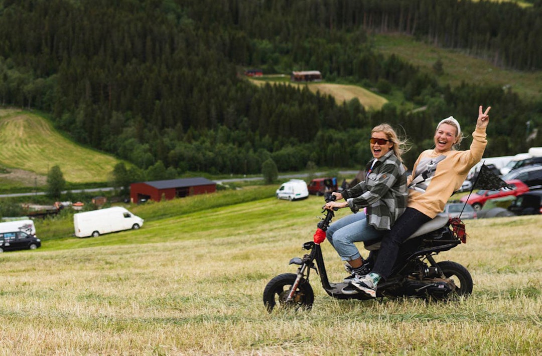 KALAS: Råning i Ål. Linn C. bakerst. Foto: Privat KALAS: Råning i Ål. Linn C. bakerst. Foto: Privat