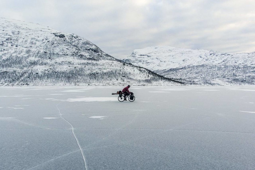 SELVET: Med drone og selvutløser har Andreas Køhn dokumentert hans andre sesong som sykkelbasert skikjører. Andreas Køhn