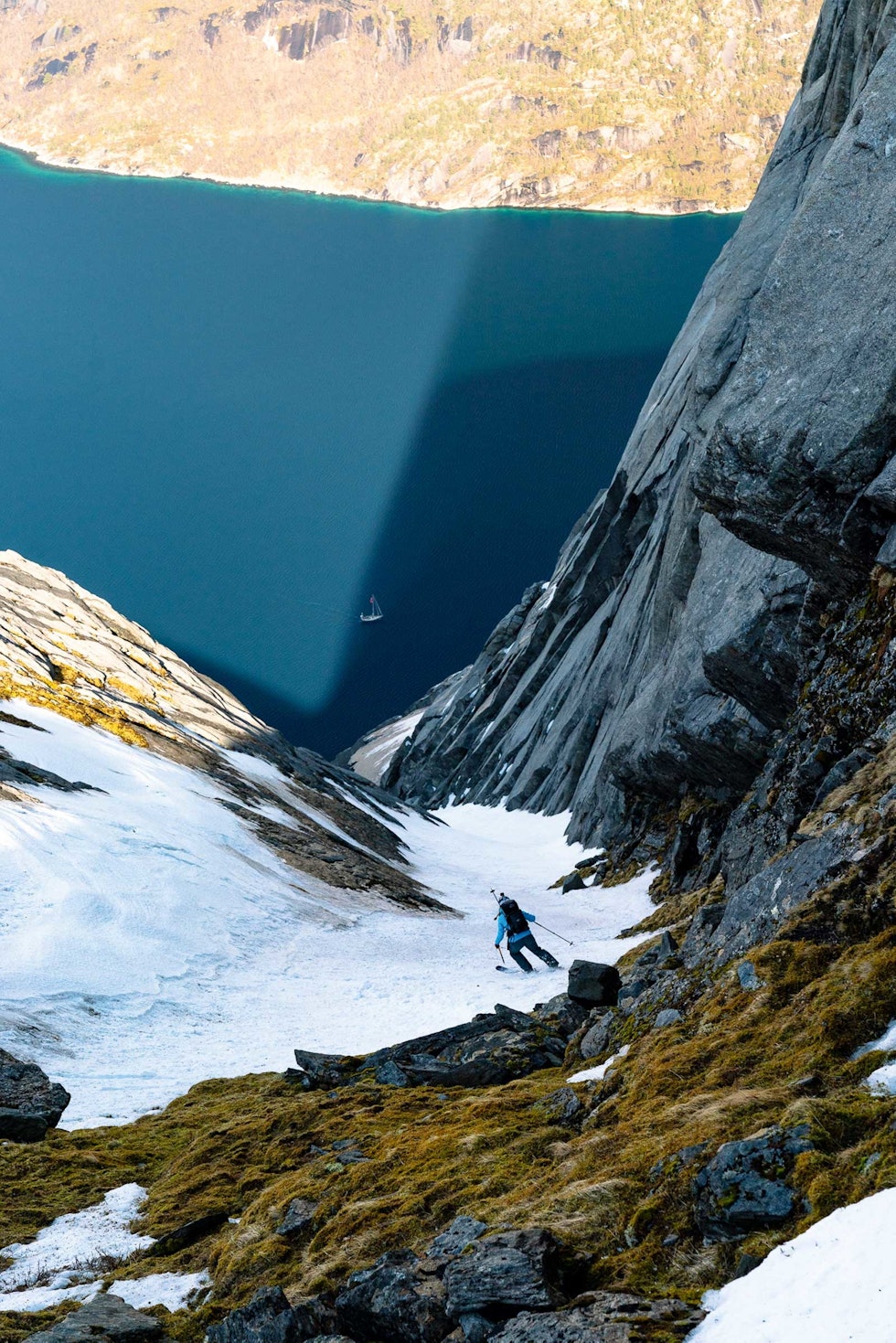 NED NASJONALFJELLET: Renna på Stetinden i Nordland går riktignok ikke fra toppen, men den går ned til havet. Ida Elisabeth Nilsen gønner på. Bilde: Kyrre Buxrud Renner-i-Norge-Stetind