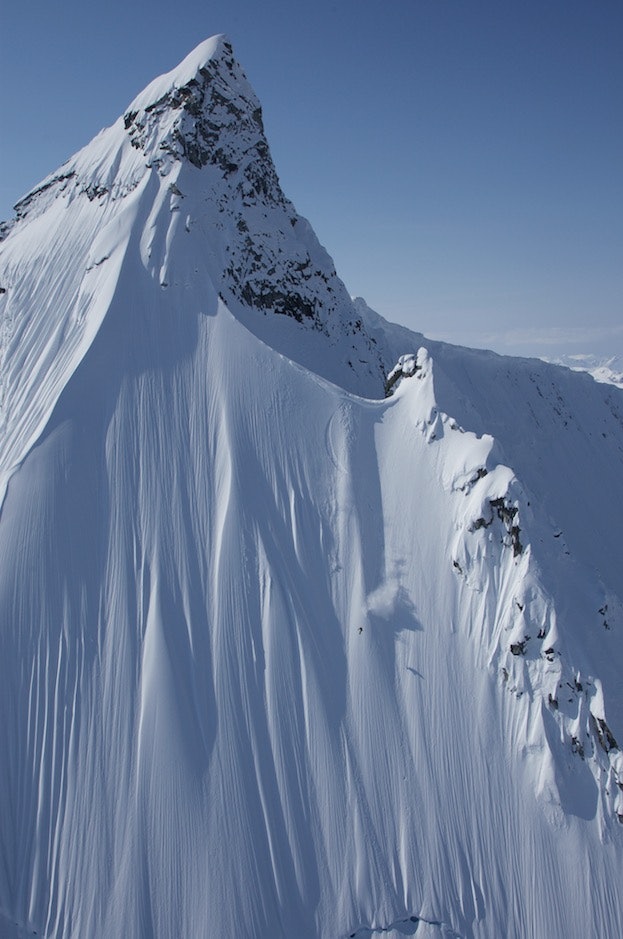 STORFJELLSKJØRING DEFINERT: Sage Cattabriga-Alosa er ekspert i kunsten å herje i filler enorme fjellsider i Alaska. Her behandler han en svær alaskaside som om det var barneparken i Tryvann. Bilde: Adam Clark Sage Cattabriga-Alosa