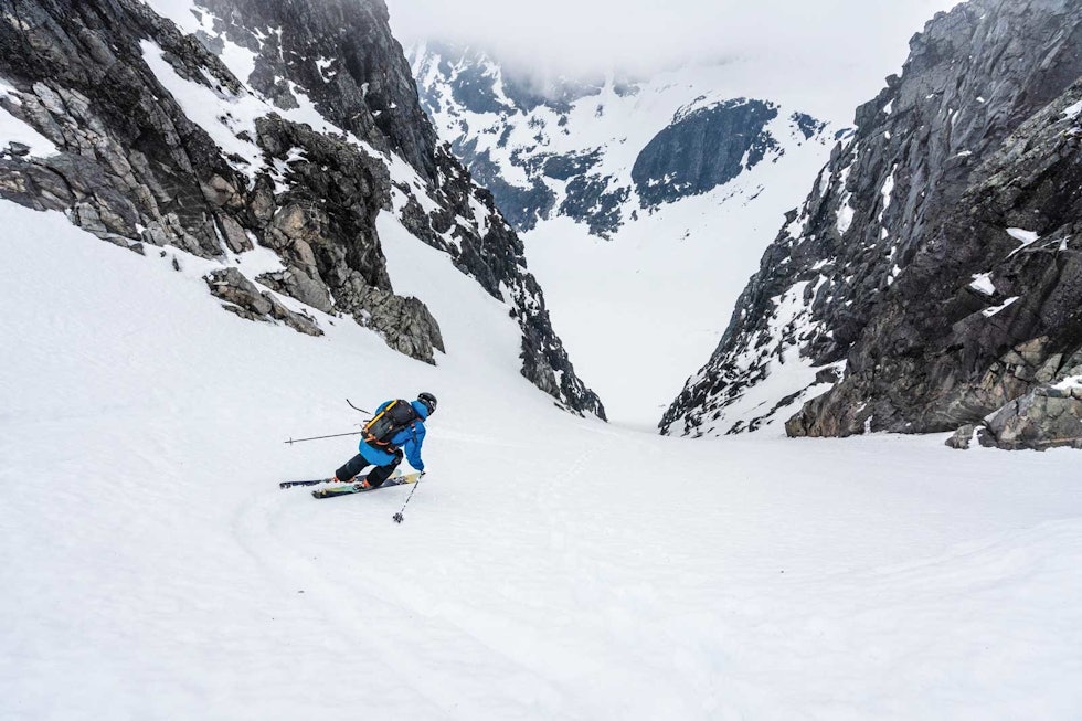 GOD KJENT: Ivar Løvik er fra Sogndal og har temmelig lang fartstid i sånt terreng som nordrenna på Austabotntind serverer. Bilde: Bård Basberg Renner-i-Norge-Austabotntind