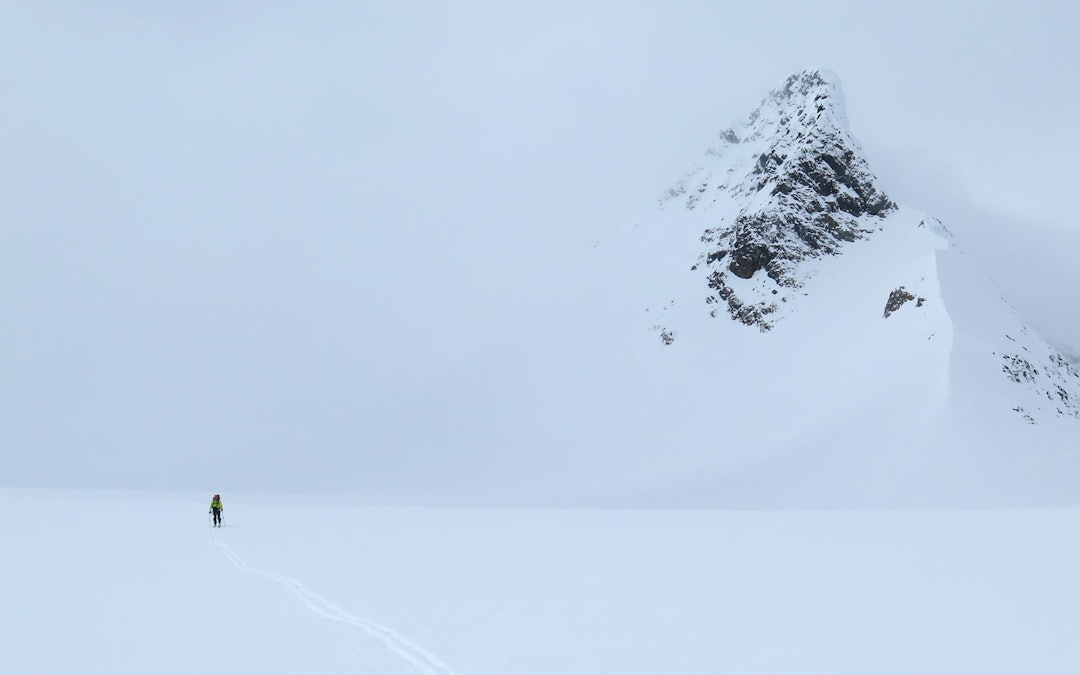 ENSOMHETEN: Espen Nordahl nyter ei stille stund over Steindalsbreen, på den andre av sju dager gjennom Troms´ flotteste fjellområde; Lyngsalpene. Bilde: Torben Rognmo