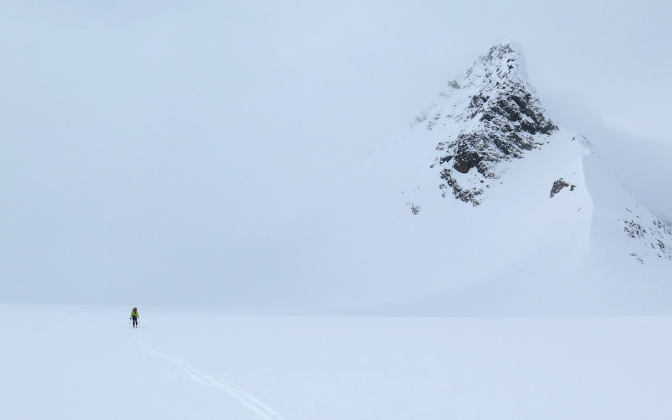 ENSOMHETEN: Espen Nordahl nyter ei stille stund over Steindalsbreen, på den andre av sju dager gjennom Troms´ flotteste fjellområde; Lyngsalpene. Bilde: Torben Rognmo ENSOMHETEN: Espen Nordahl nyter ei stille stund over Steindalsbreen, på den andre av sju dager gjennom Troms´ flotteste fjellområde; Lyngsalpene. Bilde: Torben Rognmo