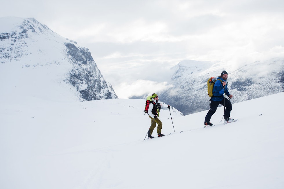 OPPTUR: Vi gikk opp Hoåslia for å nå Furuveita. Lia ligger under Hoåsnebba i bakgrunnen. Fotograf Martin Dalen og Trygve Sande i sjeldent slakt terreng på vei opp. Martin droppa renna og gikk samme vei tilbake til dalen. Furuveita-3