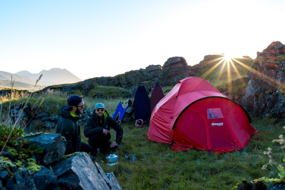 TELTLIV: To uker i telt kan tære på humøret, så det er viktig å nyte de små øyeblikkene. Og å ha nok kaffe.