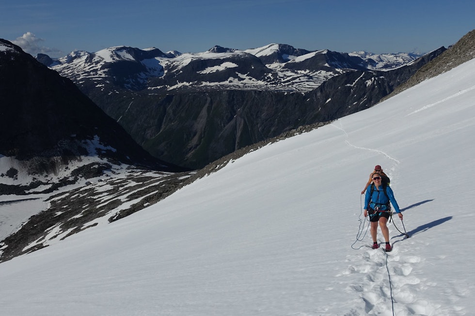BREVANDRING: Ingvild foran og Even bak, på vei over breen mot Kvanndalstind. I bakgrunnen ses den temmelig berømte Mannen. Foto: Tore Meirik BREVANDRING: Ingvild foran og Even bak, på vei over breen mot Kvanndalstind. I bakgrunnen ses den temmelig berømte Mannen. Foto: Tore Meirik