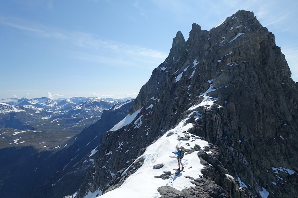 MOT KVANNDALEN: Ingvild er så imponert over utsikten at hun må peke litt. Kvanndalstinden er toppen bakerst og øverst. Foto: Tore Meirik MOT KVANNDALEN: Ingvild er så imponert over utsikten at hun må peke litt. Kvanndalstinden er toppen bakerst og øverst. Foto: Tore Meirik