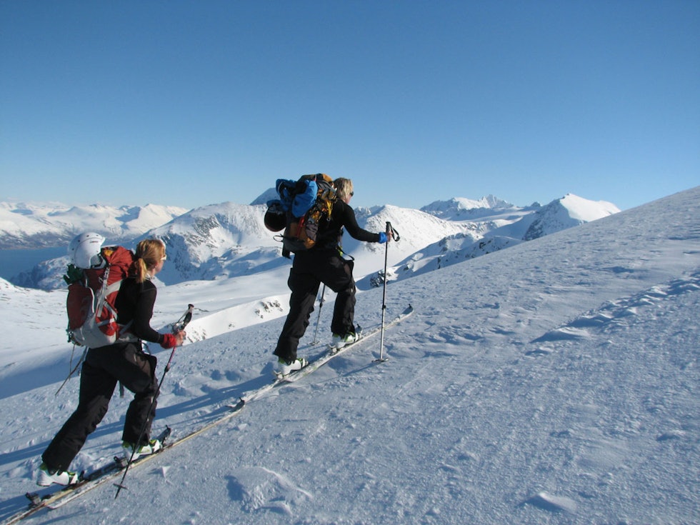 LANG: Her er Anne Grethe Larsen Hestnes (bak) og Agathe Thorbjørnsen et eller annet sted høyt til fjells mellom Lyngsalpenes sørligste og nordligste punkt. Foto: Mikal Nerberg