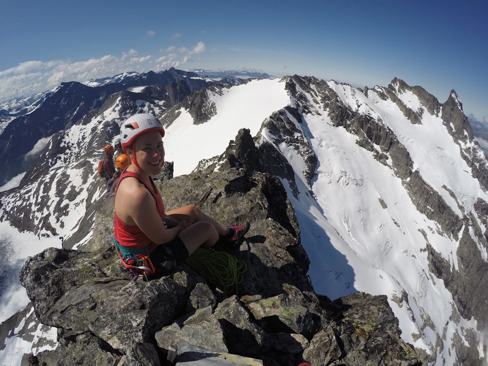 PÅ TOPPEN: Ingvild Farstad nyter utsikten mot Vengetindene, Romsdalshorn og Trollveggen fra toppen av Kvanndalstind. Foto: Tore Meirik PÅ TOPPEN: Ingvild Farstad nyter utsikten mot Vengetindene, Romsdalshorn og Trollveggen fra toppen av Kvanndalstind. Foto: Tore Meirik