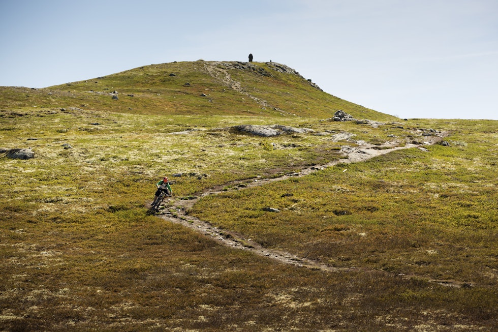 SOVEROMMET: Ove Grøndal på fjellet over Nesbyen, mot turmålet Dyna. SOVEROMMET: Ove Grøndal på fjellet over Nesbyen, mot turmålet Dyna.