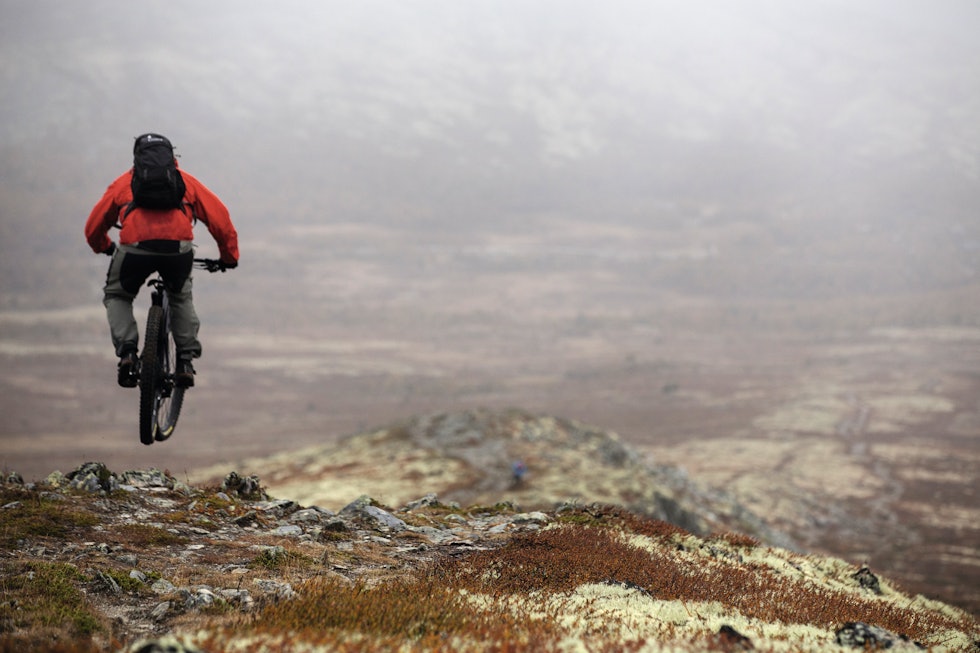 UT AV TÅKA – INN I HØSTEN: Fra toppen av Formokampen venter kilometervis med flytsti. Espen Kristiansen hopper i det. Foto: Hans Petter Hval Formokampen Rondane stisykling