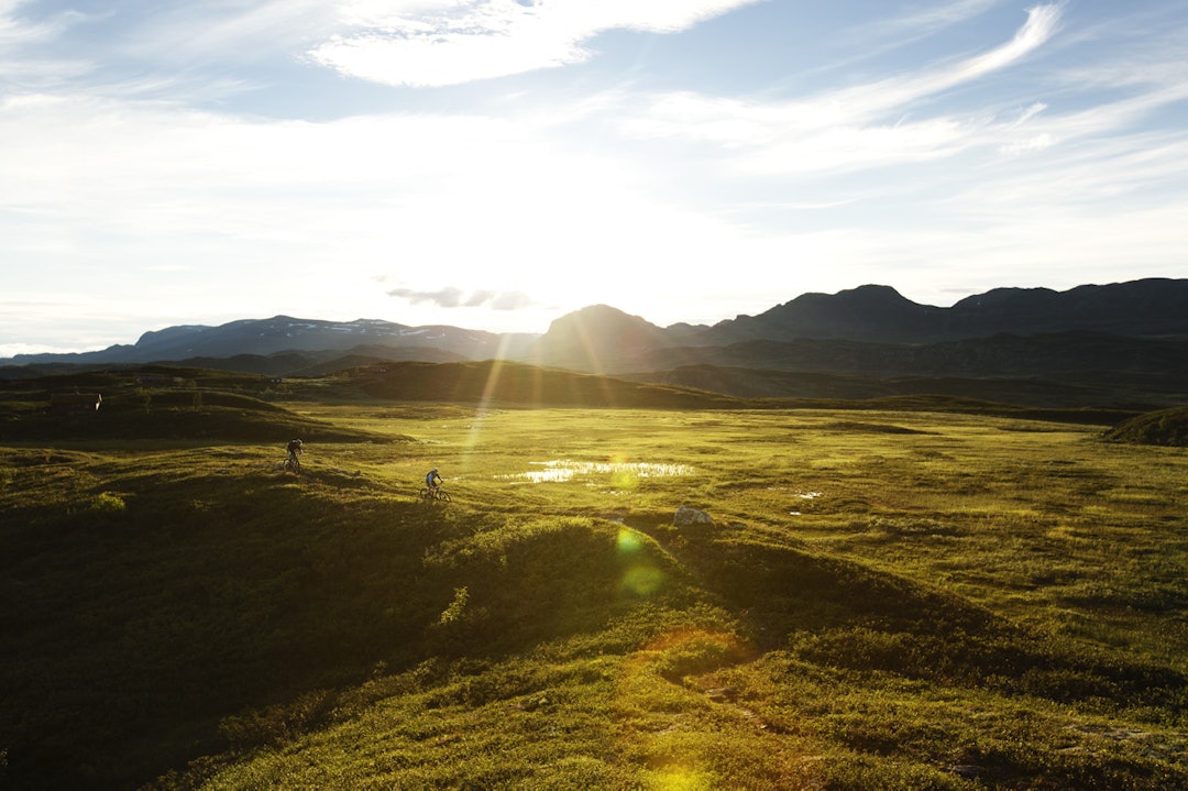 SYKLISTER I SOLNEDGANG: Bård Sturla Stokke og Ådne Kvammen får med seg de siste solstrålene over Veali, Ål. SYKLISTER I SOLNEDGANG: Bård Sturla Stokke og Ådne Kvammen får med seg de siste solstrålene over Veali, Ål.