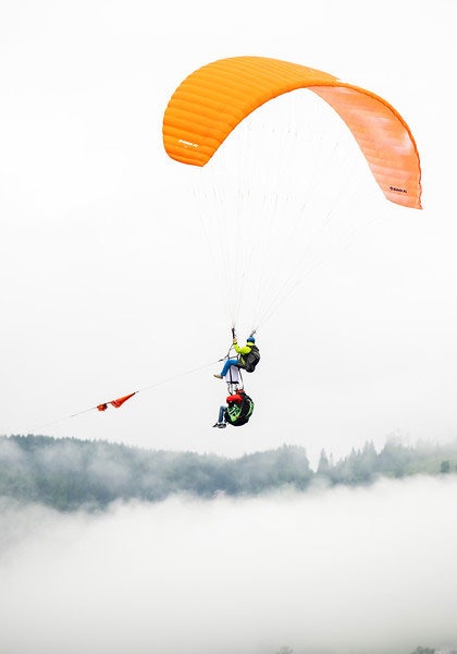 SVARET: Å droppe ein paraglider frå ein paraglider er grunnleggande meiningslaust. Og det er meininga. Foto: Ane Dahl Kristengård