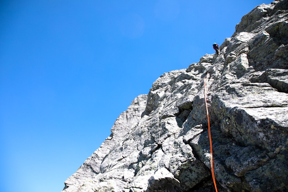 NED: Rappell ned fra Hettpiggen. Lengden på rappellen - og dermed kravet til antall meter tau du trenger – kommer an på hvor mye nedklatring du er gira på. Foto: Tore Meirik Snøhetta snøhettatraversen